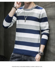 Détail du pull rayé en coton pour homme avec blocs de couleurs bleu, gris et blanc