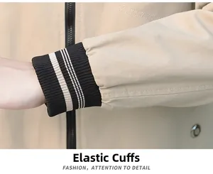 Détail des poignets élastiques à rayures blanches sur une veste décontractée kaki