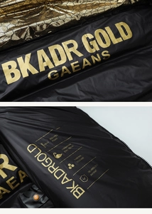 Detail von wärmereflektierendem Goldfutter und hochwertiger Entendaunenfüllung
