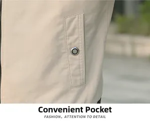 Détail macro d'une veste en coton kaki pour hommes avec poche latérale et bouton argenté