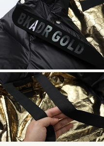 Detail der winddichten schwarzen Daunenjacke mit goldenem Wabenfutter und Tragegurten