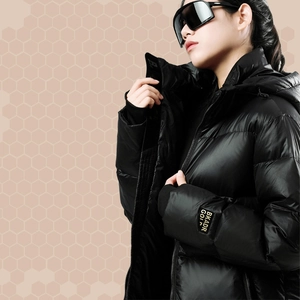 Short black hooded down jacket with glossy finish and letter patch for men and women