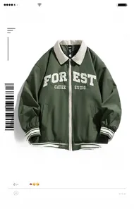 Dettaglio giacca varsity verde scuro retrò con ricamo bianco e colletto in velluto