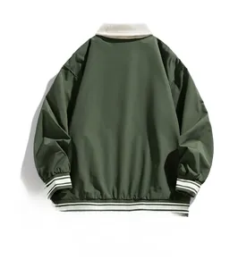 Vista posteriore giacca casual verde con colletto bianco e bordi a coste a righe
