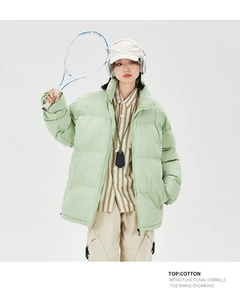Dettaglio del piumino oversize verde chiaro con colletto alla coreana funzionale