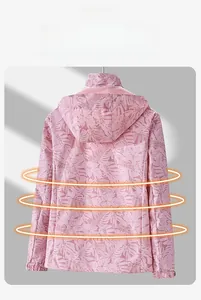 Vue arrière d'un coupe-vent à capuche rose avec des motifs de feuilles de monstera