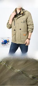 Dettagli della giacca outdoor kaki con fodera a rete verde e ampie tasche cargo