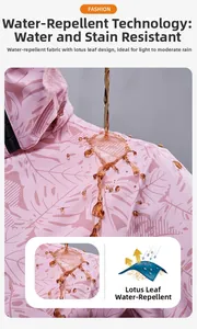 Gros plan de la veste rose imperméable montrant l'effet déperlant de la feuille de lotus