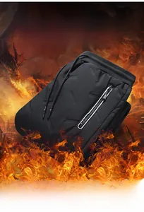Détail de la doublure thermique et de la poche zippée du pantalon de sport hiver pour homme