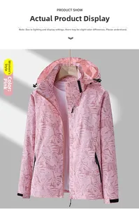 Détails de la veste d'extérieur rose à motif tropical et poignets réglables velcro