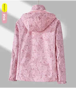Détail du coupe-vent à capuche rose pour femmes avec imprimé de motifs tropicaux