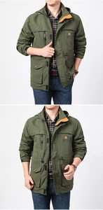 Dettaglio della giacca outdoor verde militare con fodera arancione a contrasto e tasche