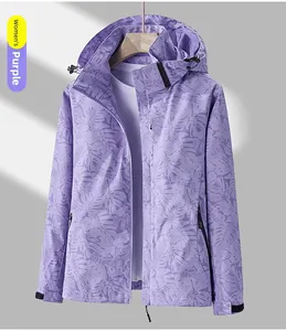 Détail de la veste de randonnée violet clair avec motif de feuilles et fermeture éclair