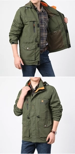 Dettaglio della giacca outdoor con fodera arancione e tasche portaoggetti multiple