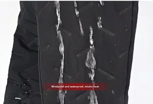 Test d'étanchéité du pantalon de sport d'hiver en tissu imperméable et coupe-vent