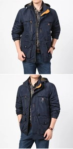 Dettaglio della giacca outdoor blu navy con fodera arancione e struttura multitasche