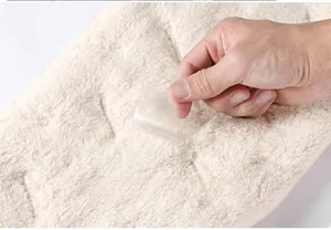 Détail du tissu épais en laine d'agneau non pelucheux testé avec du ruban adhésif de qualité