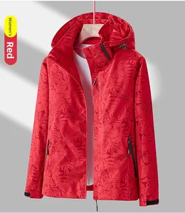 Détail d'un coupe-vent rouge pour femme avec imprimé tropical et poches zippées