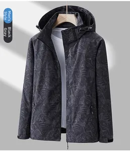 Détail d'une veste à capuche imperméable avec imprimé palmier et logo EXPLORE