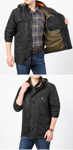 Dettaglio della giacca outdoor nera da uomo con fodera in rete arancione e zip frontale