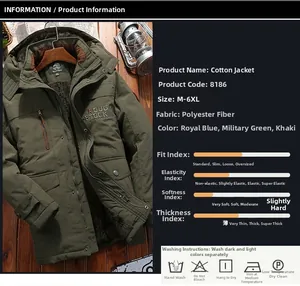 Dettaglio del parka con cappuccio verde militare con stampa Rough Stock e tasche multiple