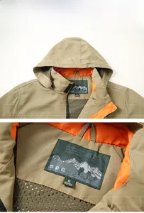 Dettaglio giacca outdoor kaki con fodera in rete arancione e ricamo sul colletto