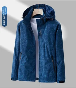 Détail de la veste à capuche bleu foncé avec motif de feuilles tropicales et logo sport