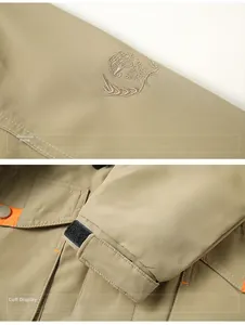 Dettaglio della giacca outdoor kaki con ricamo sulla manica e polsini regolabili