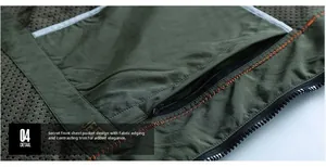 Détail de la veste vert armée avec doublure en maille, poche zippée et coutures contrastées