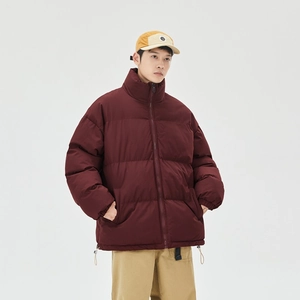 Piumino uomo bordeaux con collo alto e orlo regolabile con coulisse elastica