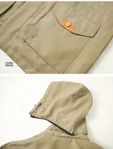 Dettaglio giacca outdoor kaki con tasche cargo e cappuccio regolabile con coulisse