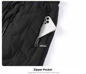 Détail de la poche zippée sur un pantalon matelassé noir avec motif à losanges