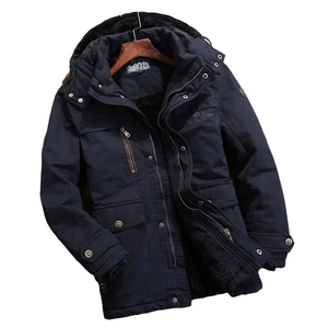 Parka invernale da uomo blu navy con calda fodera in pelliccia e tessuto antivento resistente