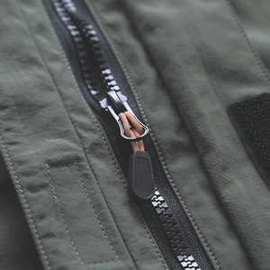 Coupe-vent d'extérieur pour homme vert olive doté d'une fermeture éclair tactique robuste