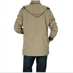 Giacca outdoor da uomo kaki con cappuccio coulisse in vita e dettagli in fodera a quadri