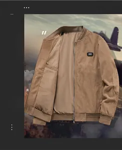 Dettaglio giacca bomber in velluto a coste color cammello con zip e colletto a costine