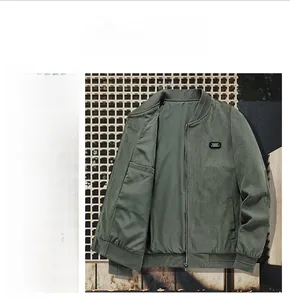 Dettaglio giacca di velluto a coste verde militare con polsini a coste e patch del logo