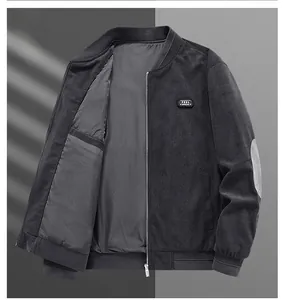 Dettaglio del bomber in velluto a coste grigio con patch Feel Special e polsini a coste