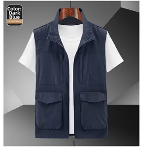 Détail de face du gilet cargo bleu marine avec col montant et multiples poches