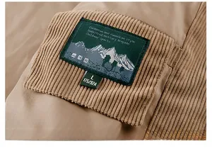 Dettaglio della tasca interna della giacca kaki con patch outdoor e velluto