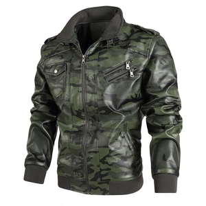 Veste en cuir PU camouflage pour homme avec col montant et poches zippées sur fond blanc
