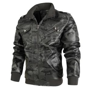 Détail du blouson motard camouflage pour homme avec bords-côtes et poches zippées tactiques