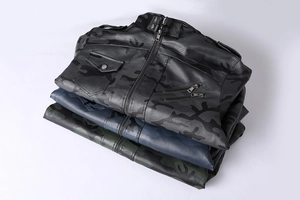Détail de trois vestes en cuir PU camouflage avec fermetures éclair et texture robuste