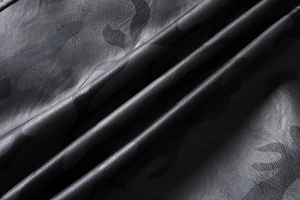 Vue macro détaillée de la texture du cuir PU camouflage sombre et du grain de cuir premium