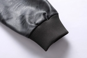 Détail de la manche d'une veste en similicuir noir avec poignet en maille côtelée élastique