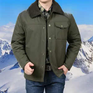 Dettaglio del colletto in lana di agnello marrone scuro e ricamo sulla giacca verde militare