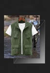 Détail du gilet utilitaire vert armée montrant plusieurs poches et fermeture éclair