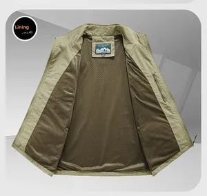 Détail de la doublure en maille respirante et étiquette de marque du gilet de pêche