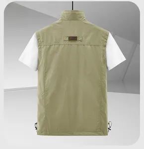 Détail du dos d'un gilet d'extérieur avec étiquette en cuir et ourlet réglable à cordon