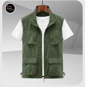 Détail du gilet extérieur vert armée montrant le col montant et les poches multifonctions